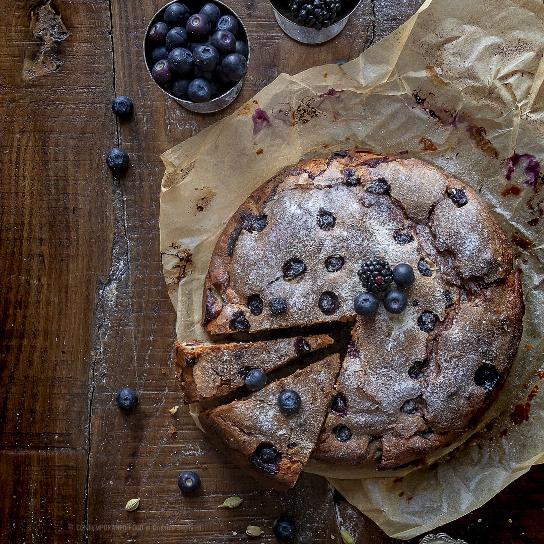 Immagine: Torta more e mirtilli con tahina al profumo di cardamomo