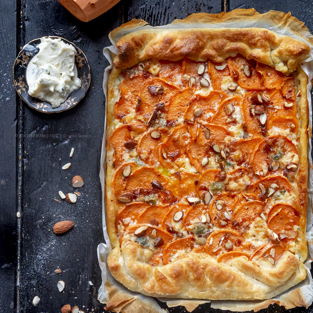 Immagine: Torta salata con patate dolci, gorgonzola al mascarpone e mandorle