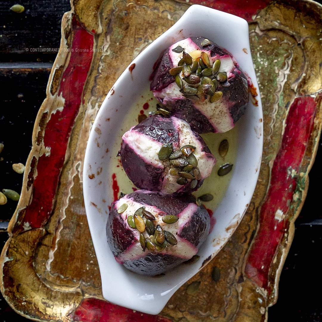 Immagine: Barbabietole al forno ripiene di robiola e semi di zucca