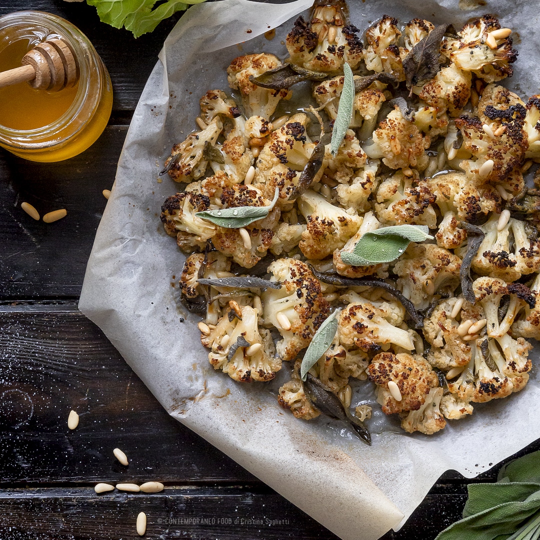 Immagine: Cavolfiore al forno con miele, pinoli e salvia