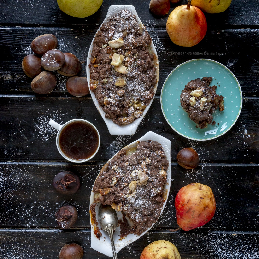 Immagine: Crumble al cacao e castagne con pere al profumo di limone