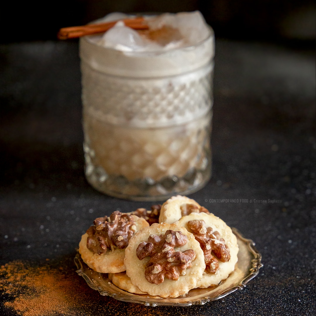 Immagine: Frollini all’olio di riso e noci con drink dolce alla crema di marroni