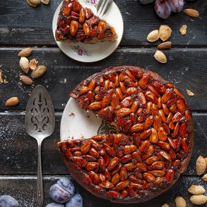 torta-di-mandorle-yogurt-greco-e-prugne-con-croccante-dolce-merenda-facile-contemporaneo-food
