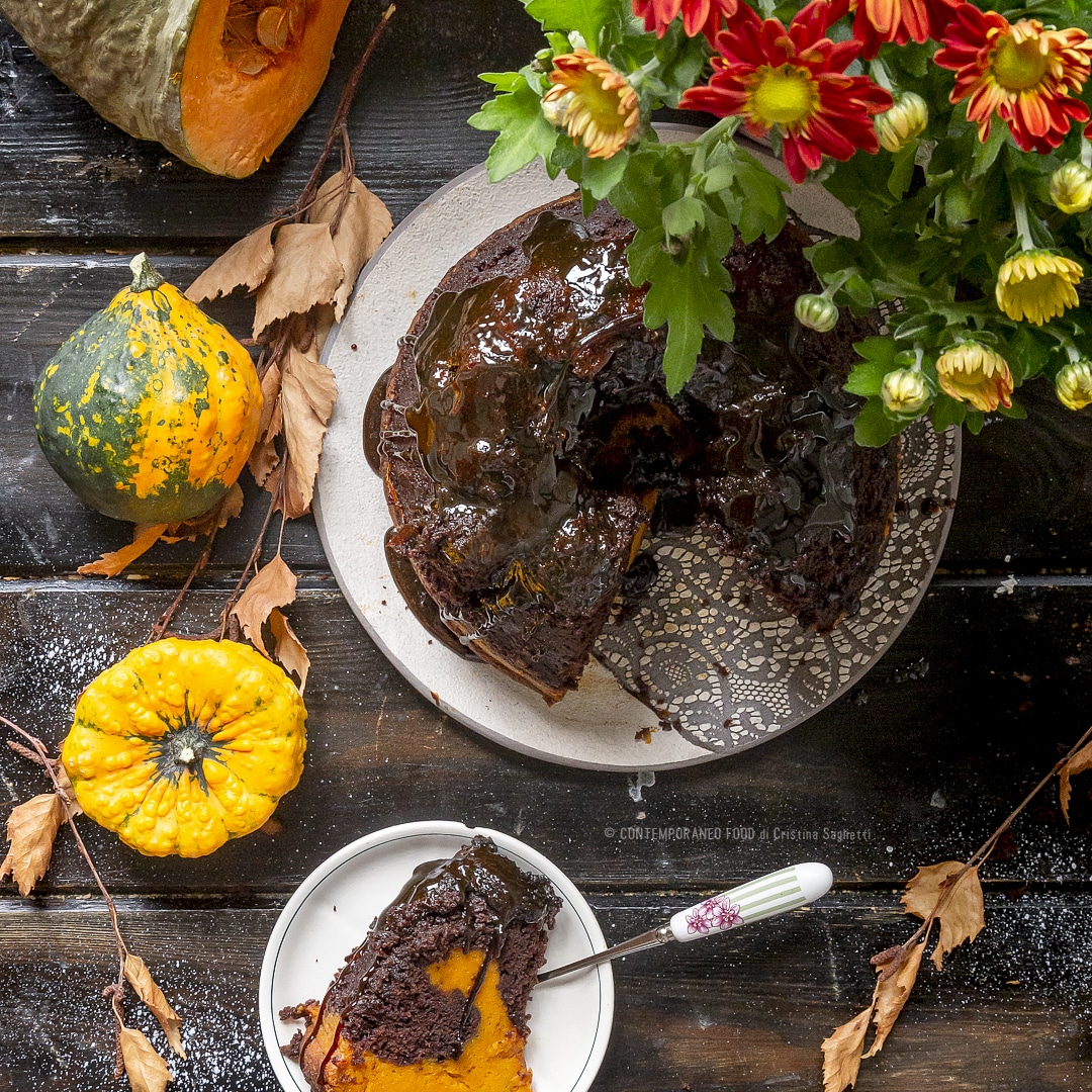 Immagine: Torta brownie al fondente con flan cremoso di zucca, vaniglia e cannella e caramello croccante