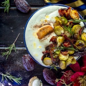 crema-montata-al-formaggio-datteri-arrotolati-nel-bacon-cavolini-bruxelles-al-forno-ricetta-facile-natale-contemporaneo-food