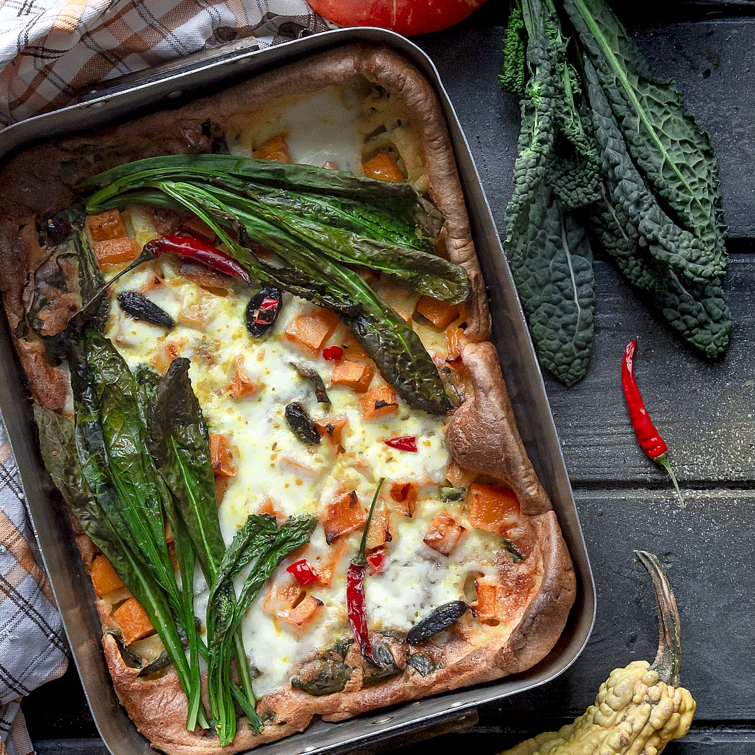 Immagine: Dutch baby pancake salato con zucca, stracchino, cavolo nero e aglio nero