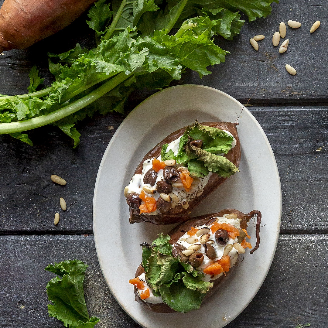 Immagine: Patata dolce al forno ripiena con mozzarella di bufala affumicata, olive, pinoli e cime di rapa