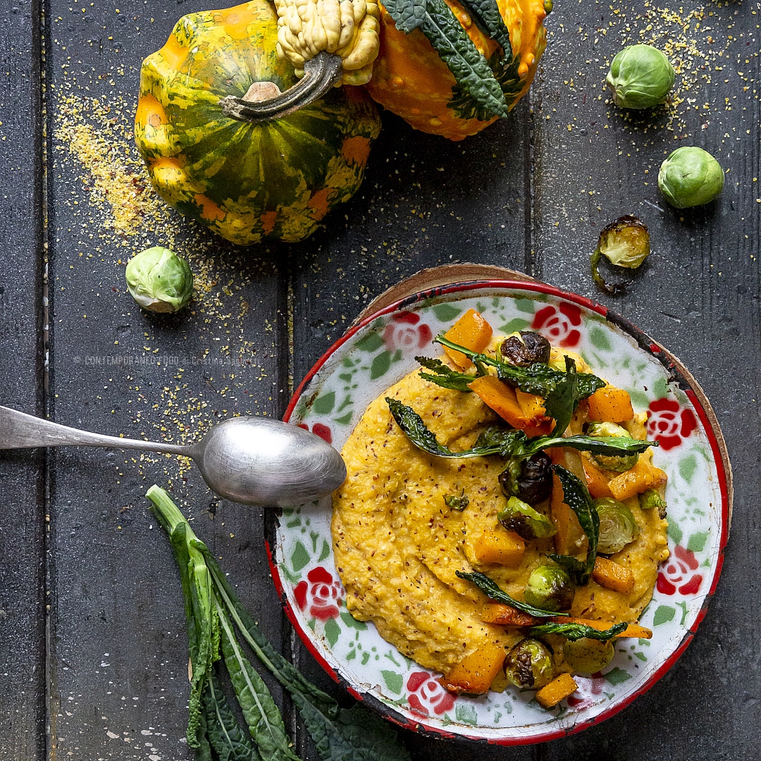 Immagine: Polenta alla zucca con chips di cavolo nero, cavolini di Bruxelles e zucca al forno