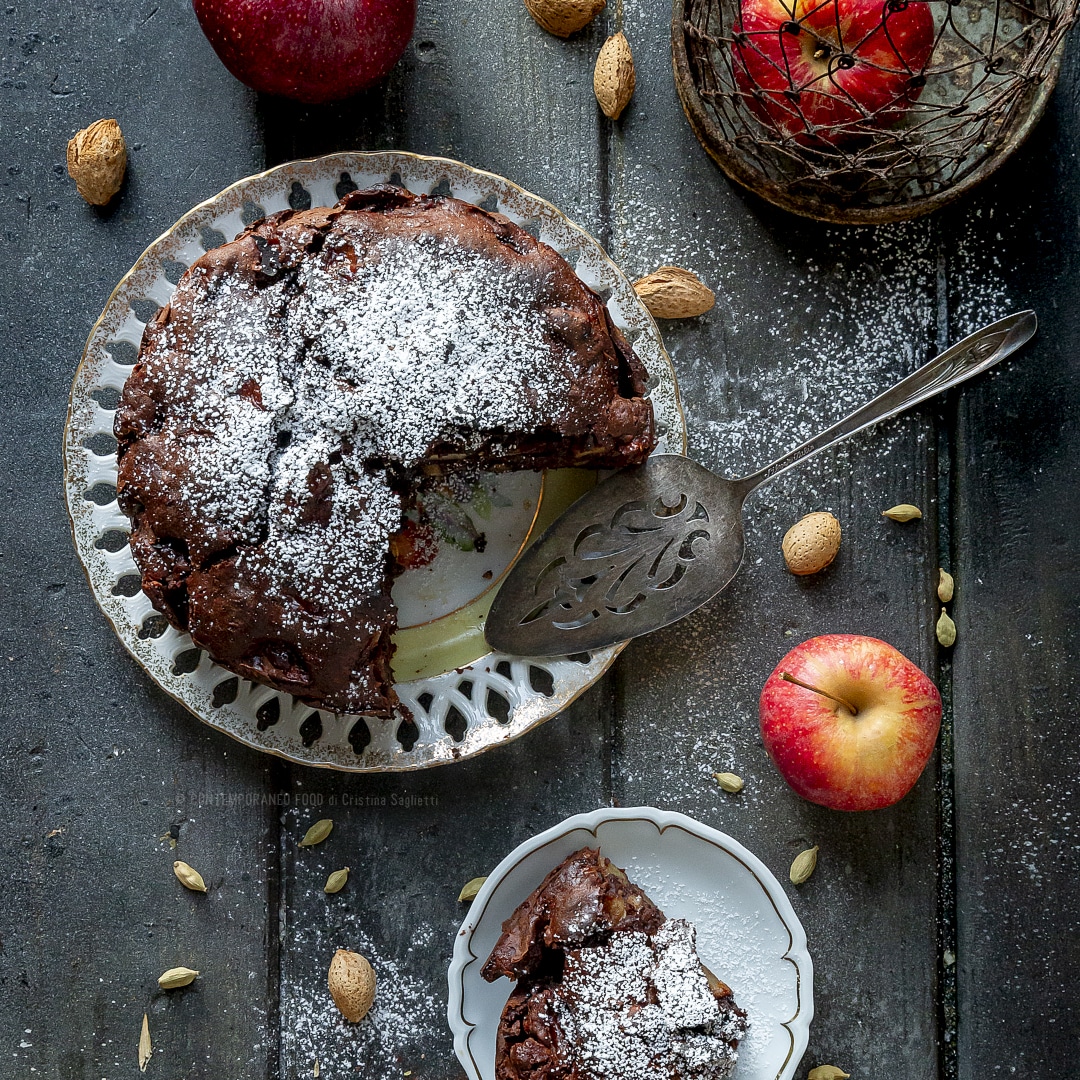 Immagine: Torta soffice di mele, cacao, cardamomo e mandorle