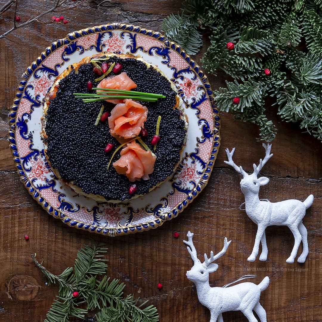 Immagine: Cheesecake caprino e ricotta con mirtilli rossi, limone, erba cipollina, caviale e salmone affumicato