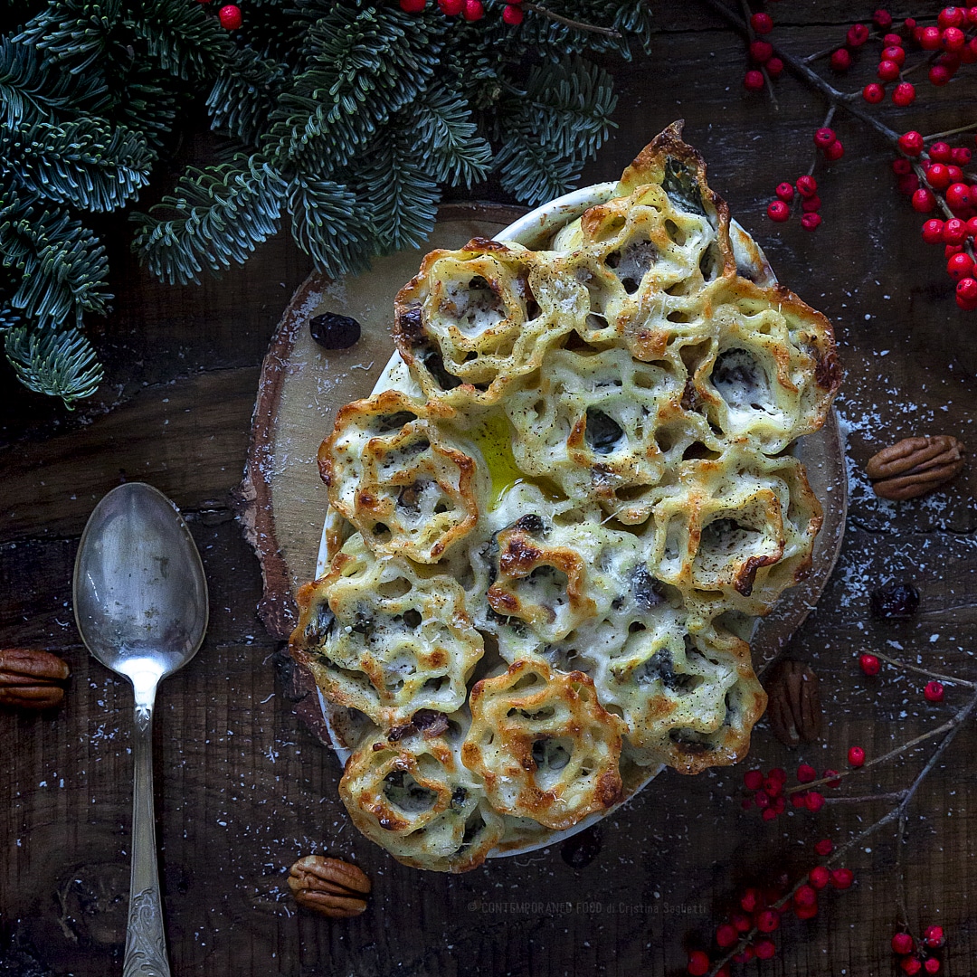Immagine: Lasagne ricce al forno con cavolo nero alle clementine, noci e crema di robiola con mirtilli rossi