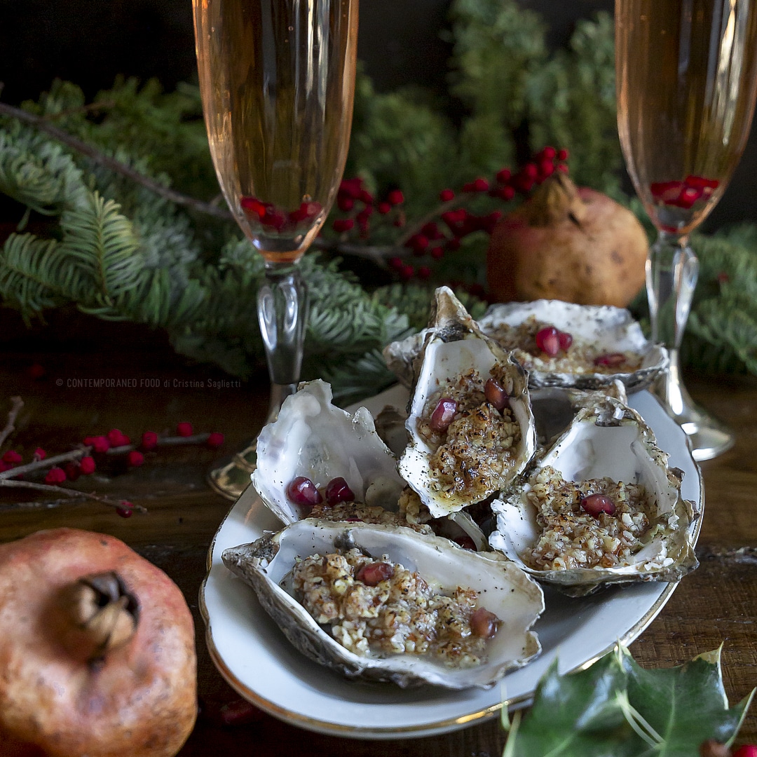 Immagine: Ostriche gratinate con burro alle mandorle e chicchi di melograno