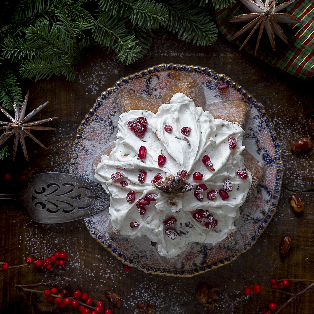 Immagine: Pandoro ripieno con mousse al cioccolato bianco e castagne e mandorle caramellate al profumo di Rum e chicchi di melograno