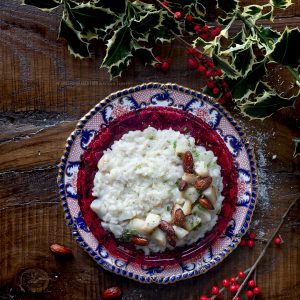 risotto-delicato-ai-topinambur-erba-cipollina-mandorle-fritte-primo-piatto-natale-vegetariano-contemporaneo-food