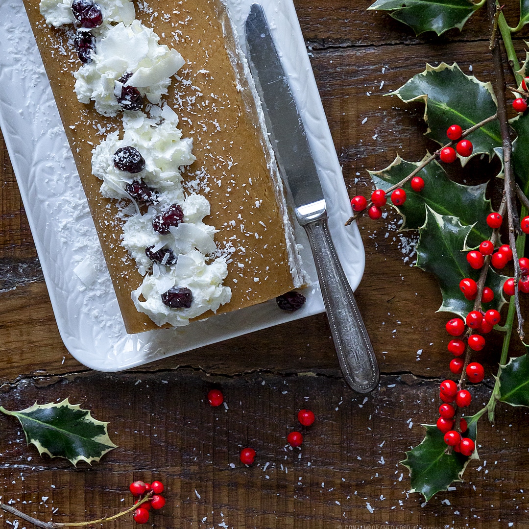 Immagine: Rotolo di pandoro senza cottura, con panna al cocco, cocco e mirtilli rossi
