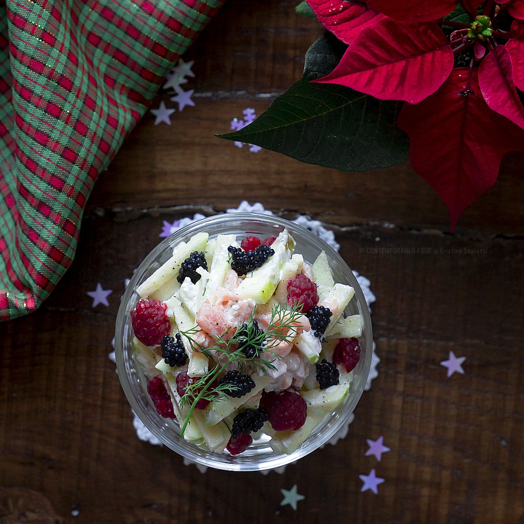 Immagine: Salmone affumicato in insalata con mela verde, zenzero fresco, lamponi, aneto e caviale