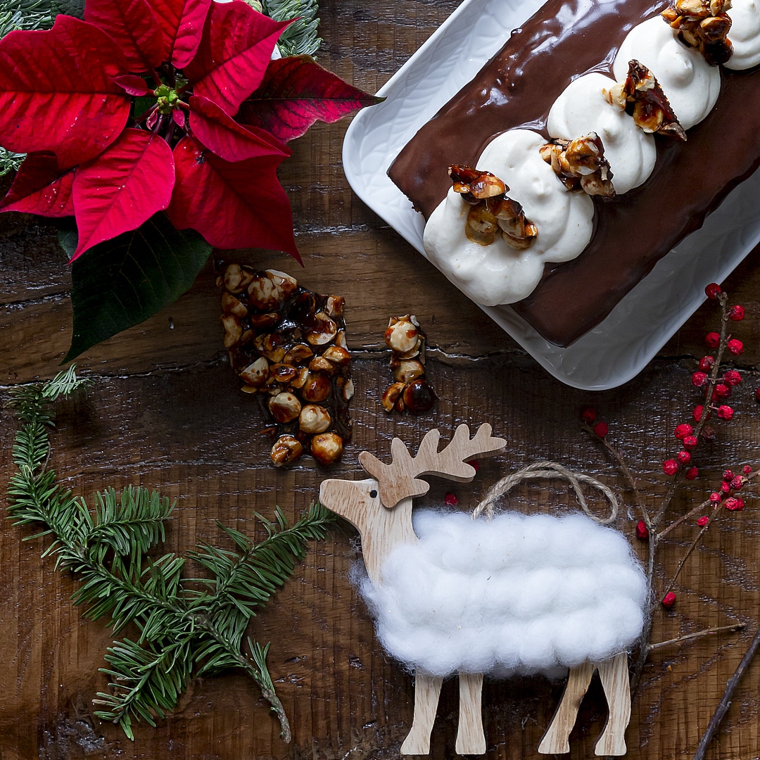 Immagine: Torta di nocciole, ganache al fondente, chantilly alla nocciola e croccante