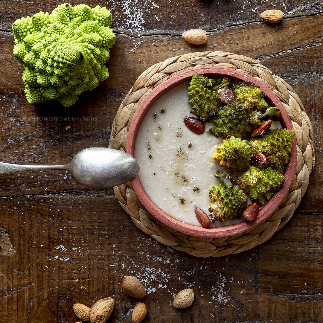 Immagine: Broccolo romanesco speziato arrosto su crema di cannellini e mandorle fritte