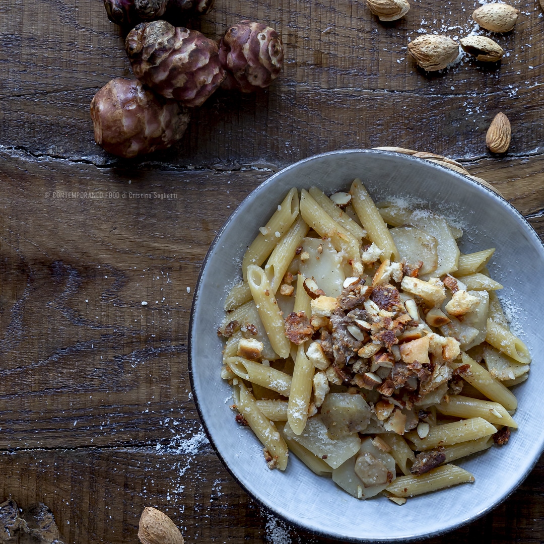 Immagine: Pasta con topinambur spadellati e crumble di alici, mandorle e grissini