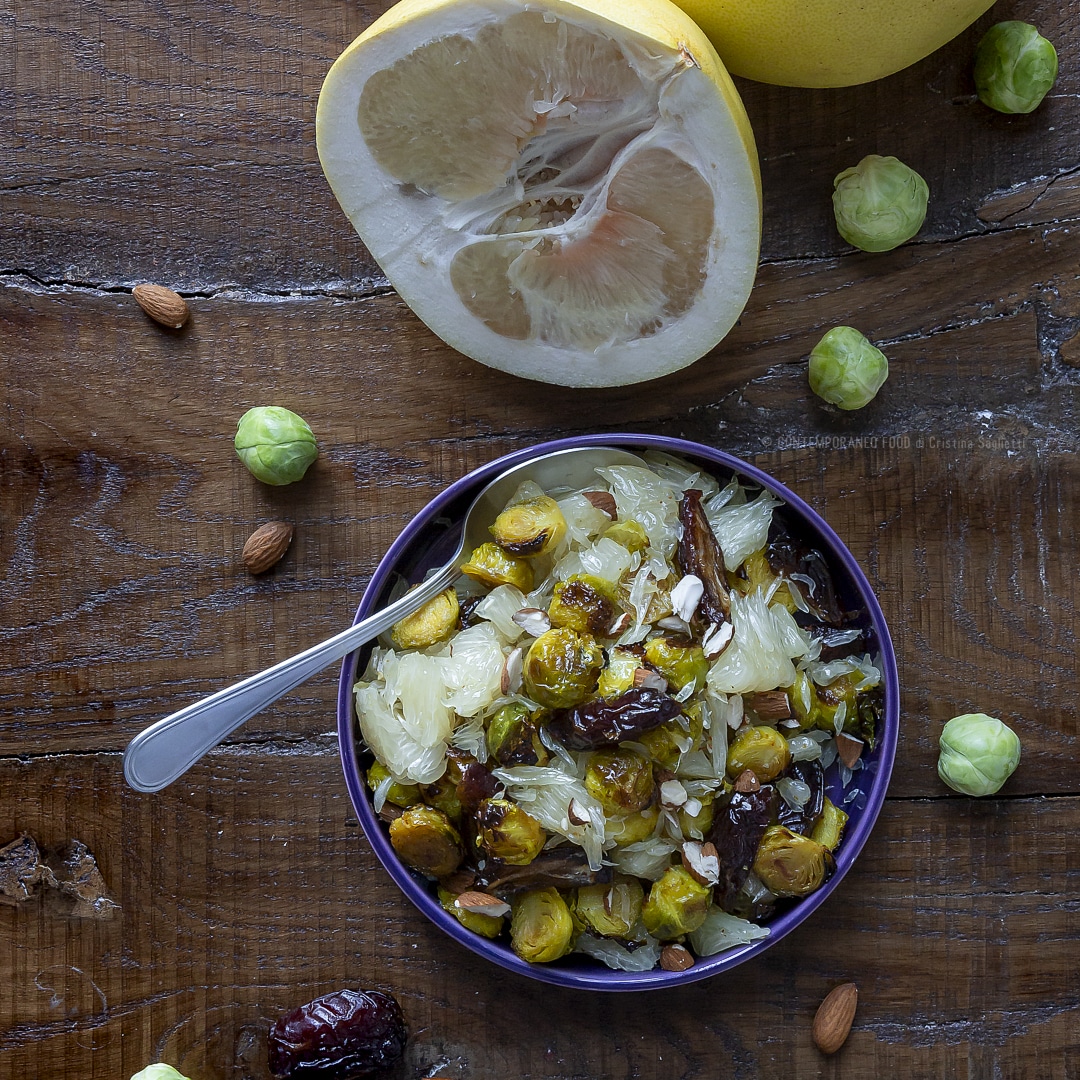 Immagine: Pomelo in insalata con cavolini di Bruxelles arrosto, datteri e mandorle