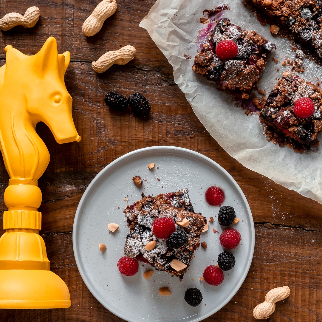Immagine: Crumble senza glutine e proteico ai frutti di bosco con farina di arachidi e tapioca