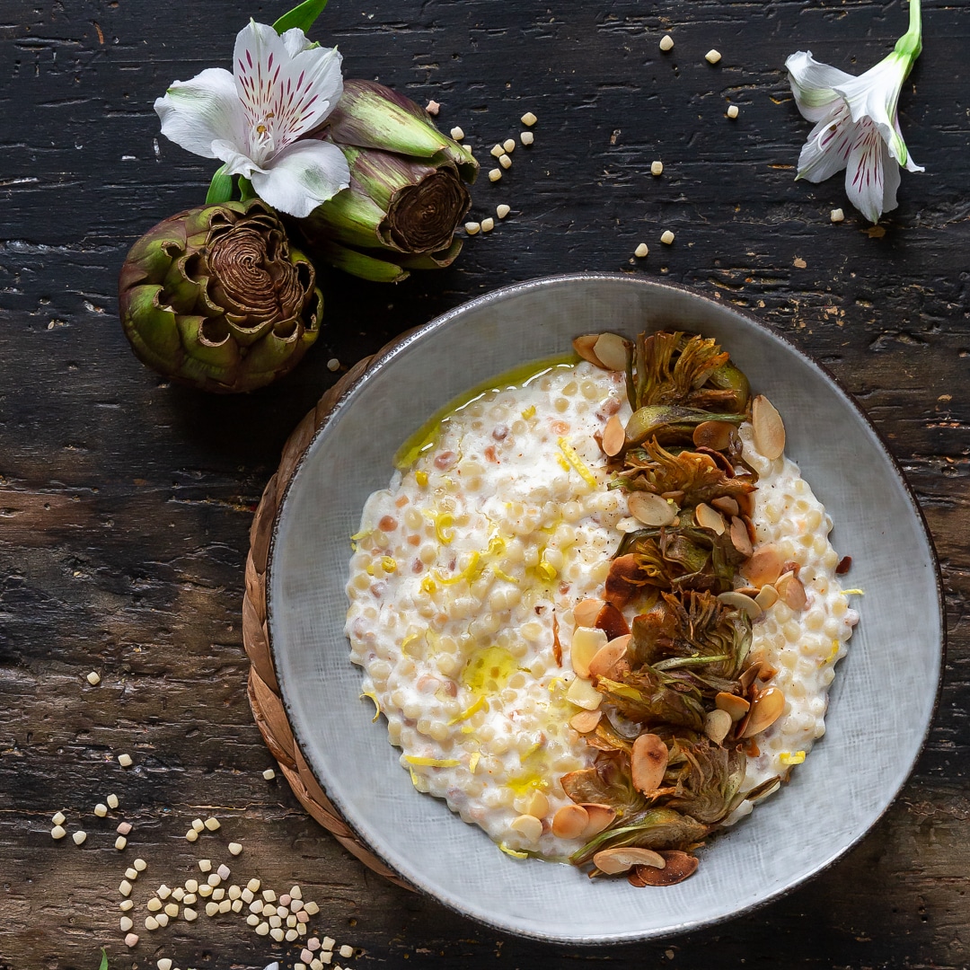 Immagine: Fregola sarda in bianco con ricotta di bufala, carciofi fritti, mandorle e zest di limone