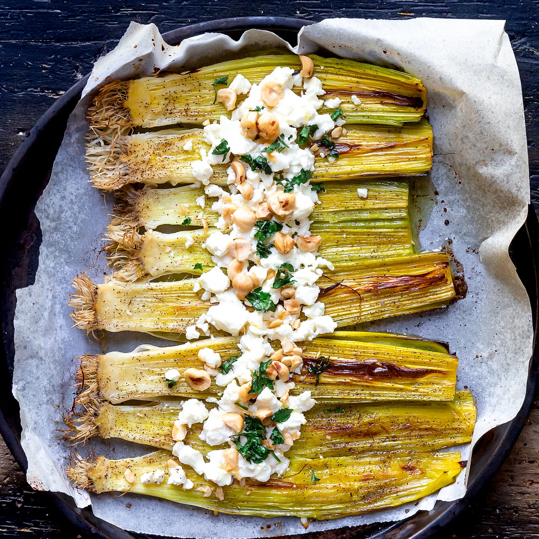 Immagine: Porri arrosto con feta greca e nocciole