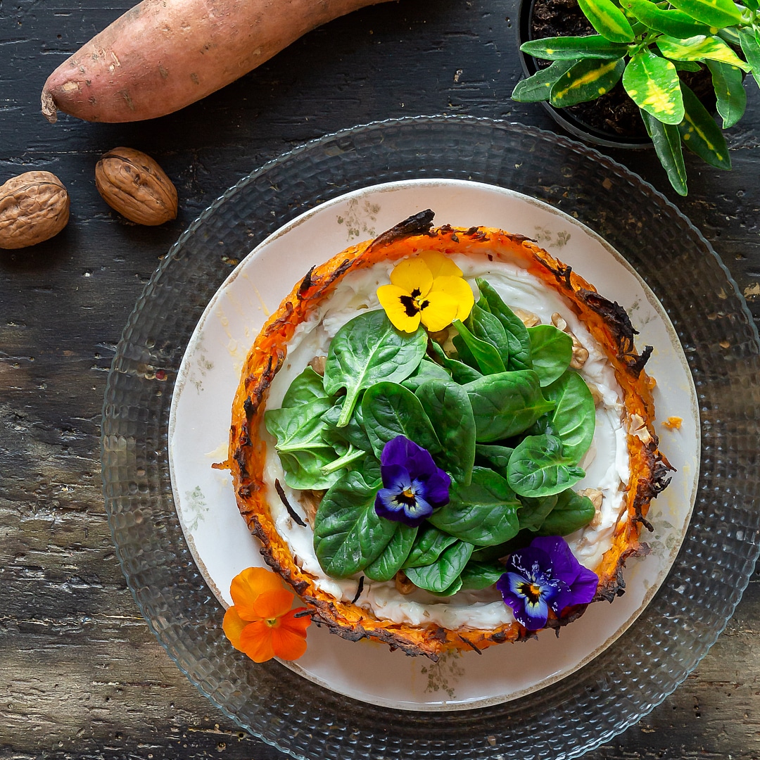 Immagine: Torta salata in crosta di patate dolci con stracchino e ricotta di bufala, noci e spinacini freschi