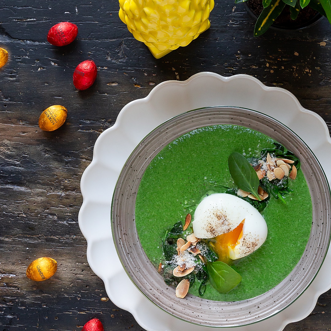 Immagine: Crema di spinacini con uovo barzotto e mandorle tostate
