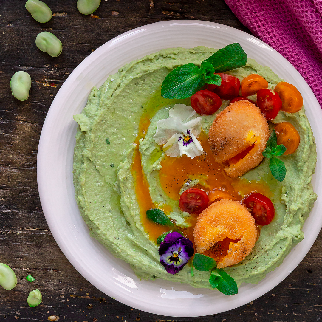Immagine: Tuorlo fritto su hummus di fave e menta