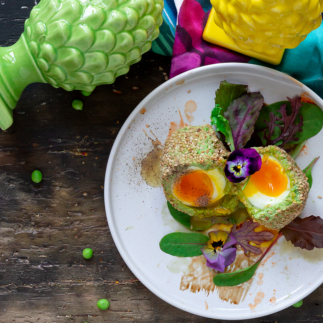 Immagine: Uovo barzotto in crosta di paté di fave, piselli e sesamo tostato