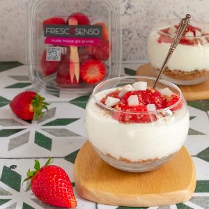 coppetta-yogurt-greco-fragole-frutta-secca-fresco-senso-dolce-dolce-al-cucchiaio-light-fresco-contemporane-food