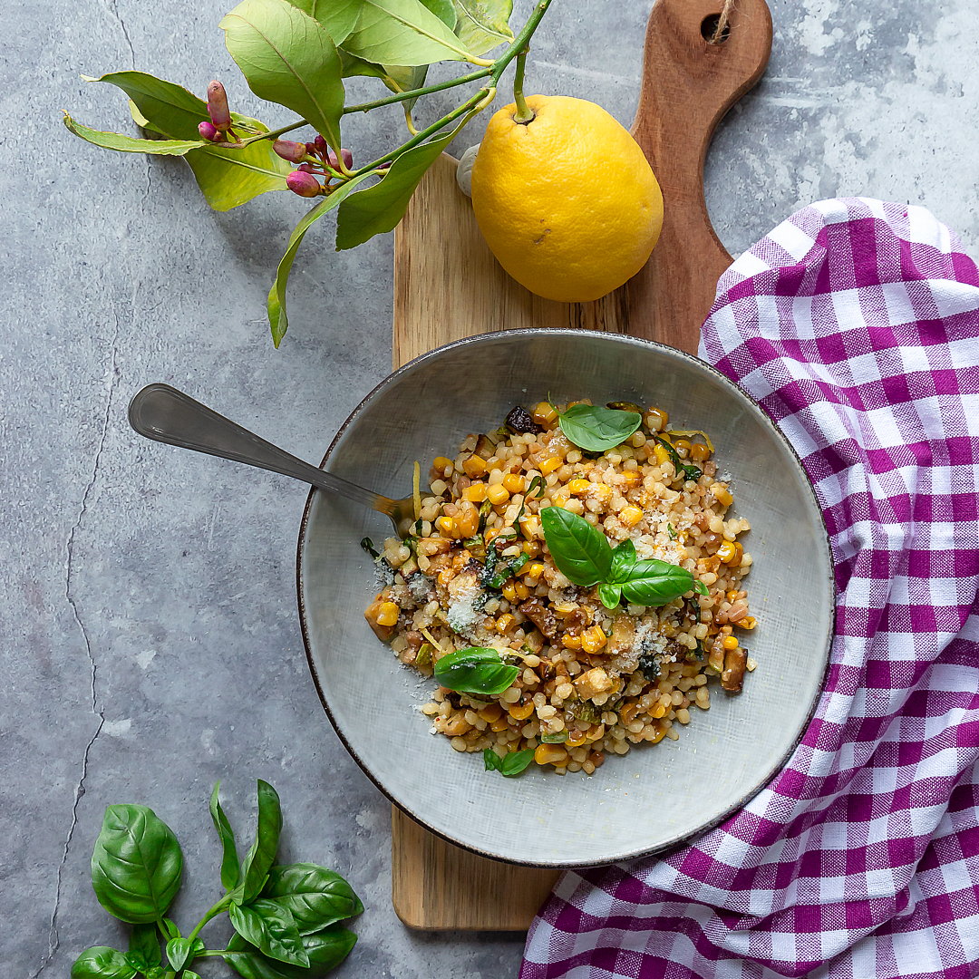 Immagine: Fregola con zucchine, mais, pecorino romano, basilico e zest di limone