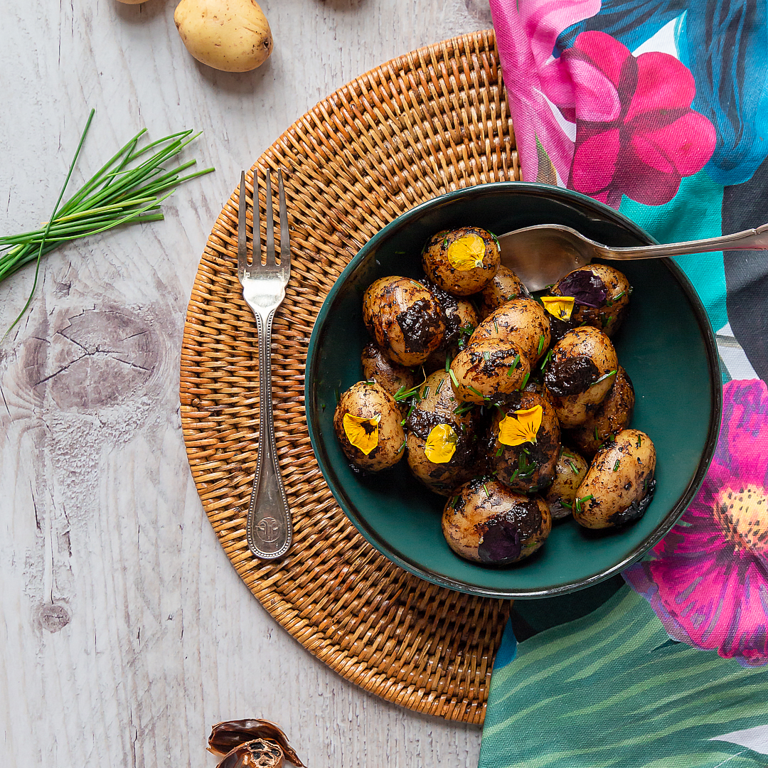 Immagine: Patate novelle arrosto in insalata con aglio nero ed erba cipollina