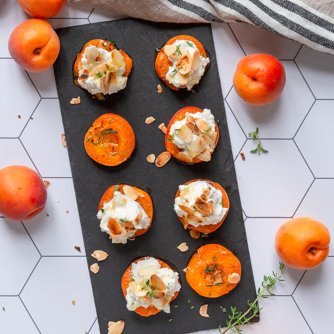 Immagine: Albicocche al forno al miele allo zafferano e timo con crema di ricotta