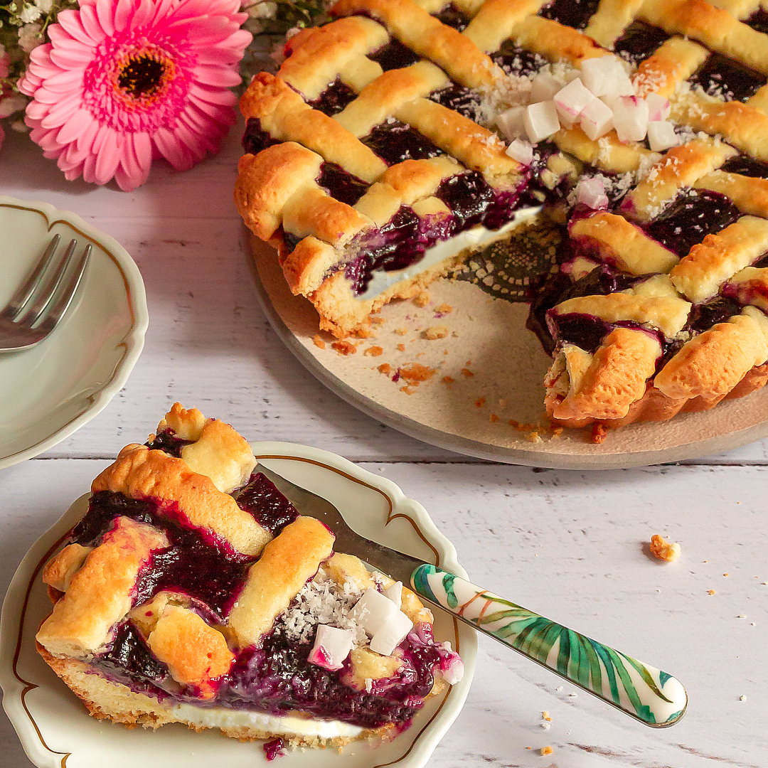 Immagine: Crostata morbida al cocco con mascarpone, confettura di mirtilli e cocco rapé