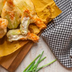 fiori-di-zucca-fritti-in-pastella-croccante-leggera-caprino-limone-erba-cipollina-antipasto-estivo-facile-veloce-vegetariano-contemporaneo-food