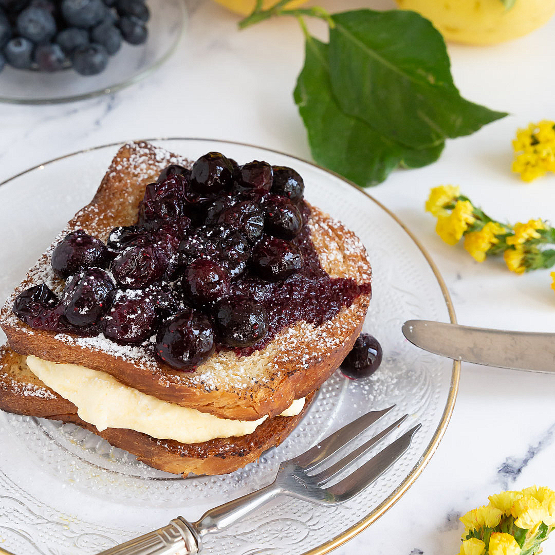 Immagine: French toast con crema tiramisù al limone e composta di mirtilli