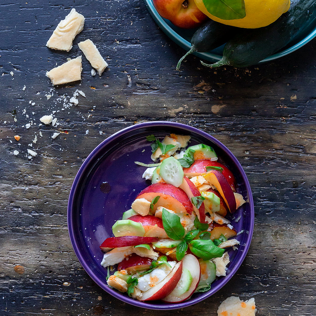 Immagine: Insalata di pesche, bufala e cetrioli