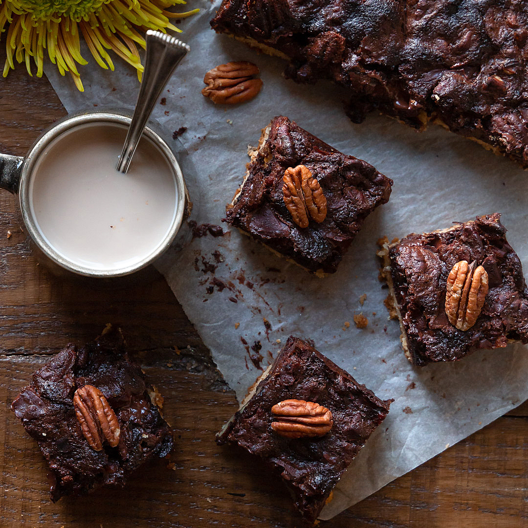 Immagine: Brownies doppio strato: morbido allo sciroppo d’acero e fondente al cioccolato, Cognac e noci Pecan