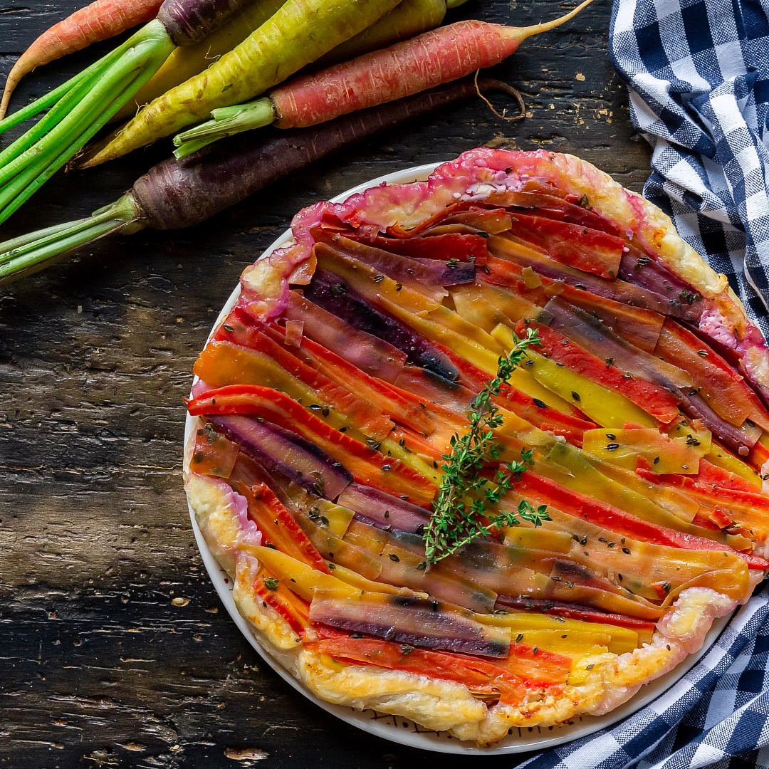 Immagine: Tarte tatin salata di carote, caprino, miele e timo