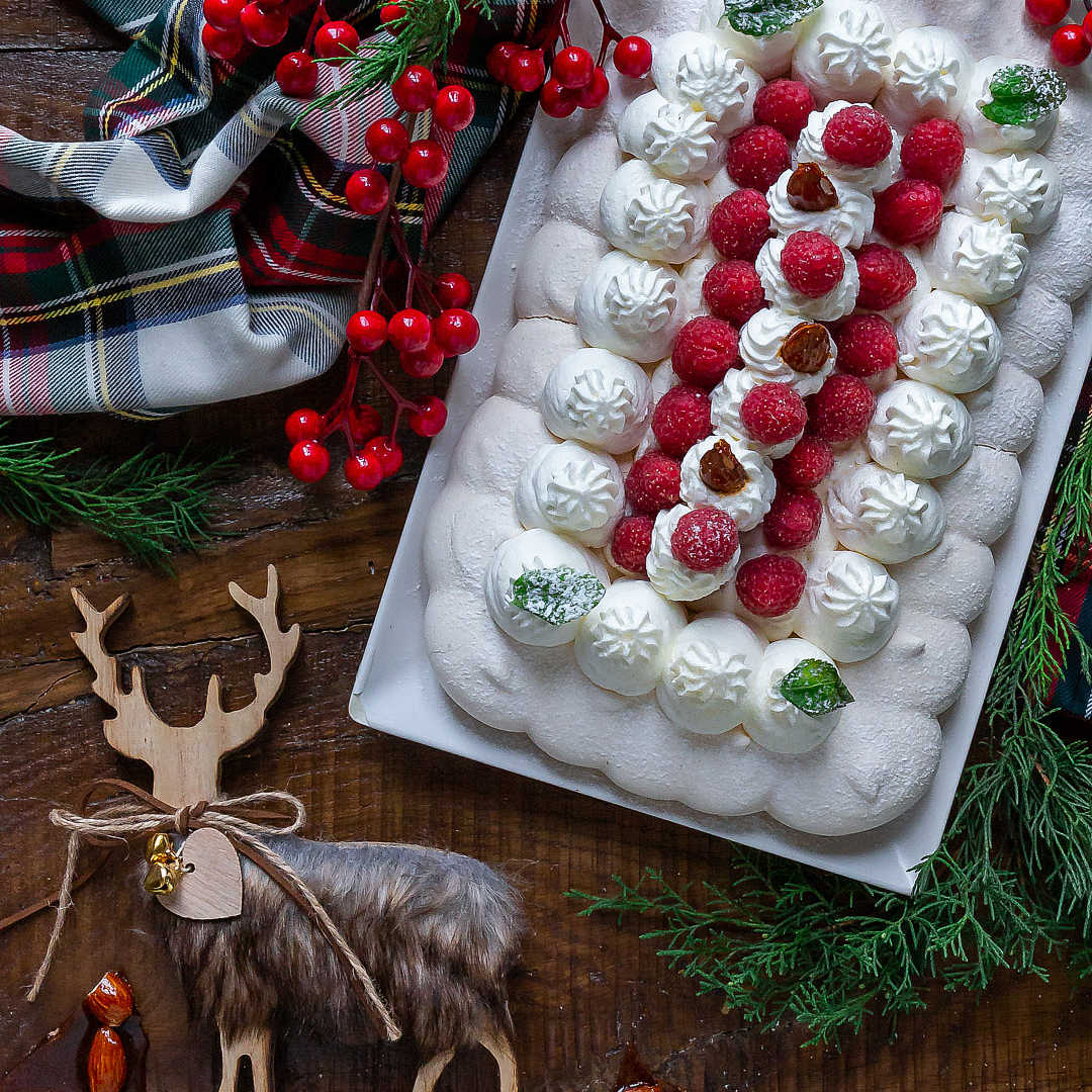 Immagine: Pavlova facile con panna all’arancia, mandorle caramellate e lamponi freschi