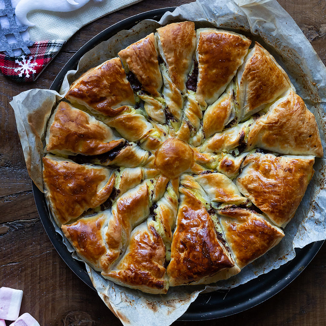 Immagine: Galette des Rois arrotolata con crema pasticcera, cioccolato e scorza d’arancia
