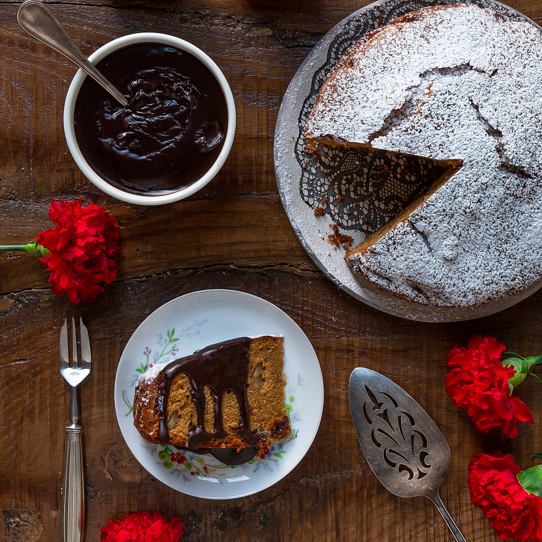 Immagine: Torta umidissima con succo di arancia, prugne e noci e salsa al cioccolato