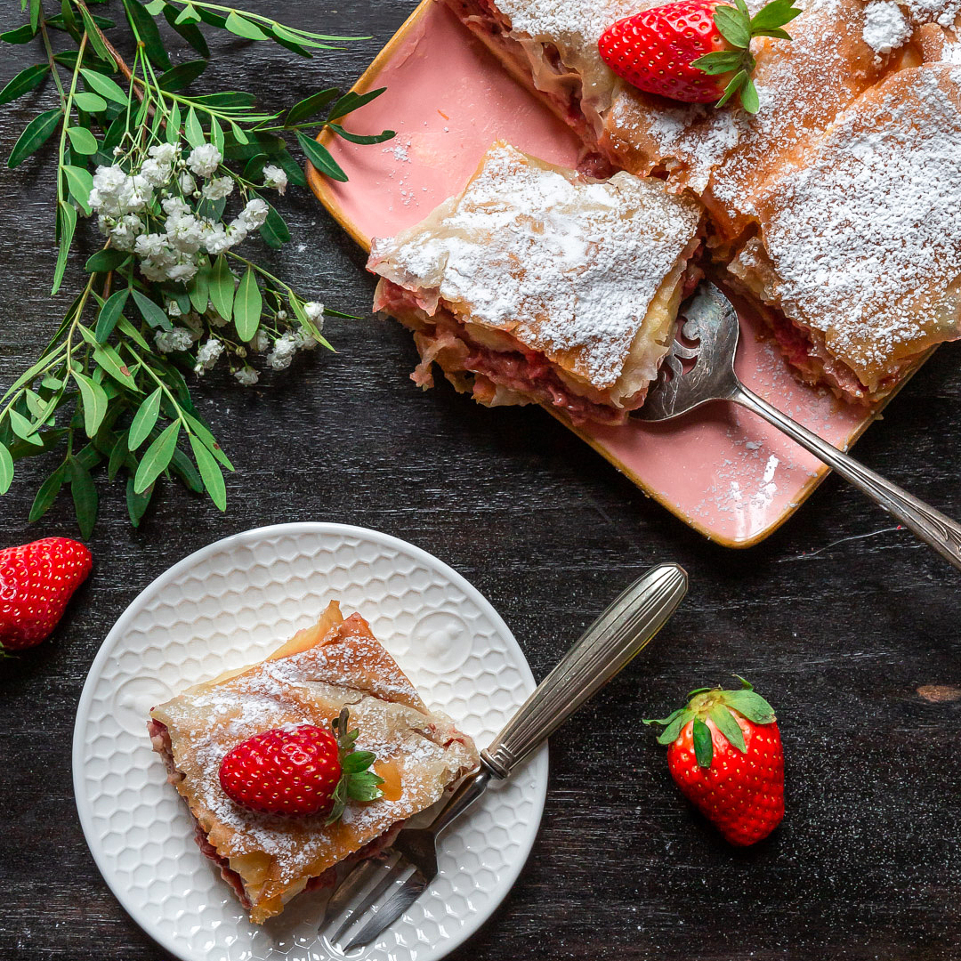 Immagine: Bougatsa greca con composta di fragole