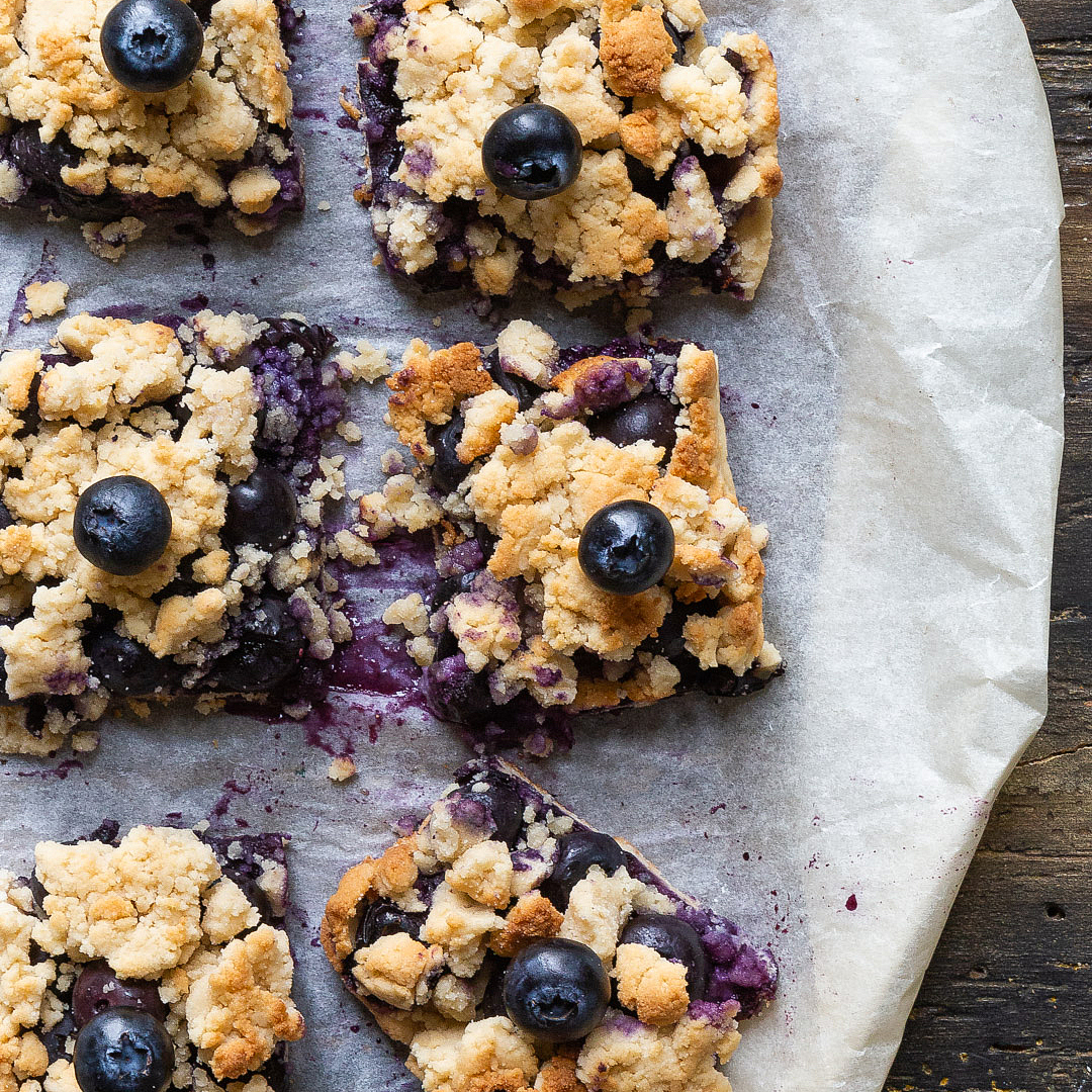 Immagine: Barrette senza glutine ai mirtilli, farina di mandorle e sciroppo d’acero