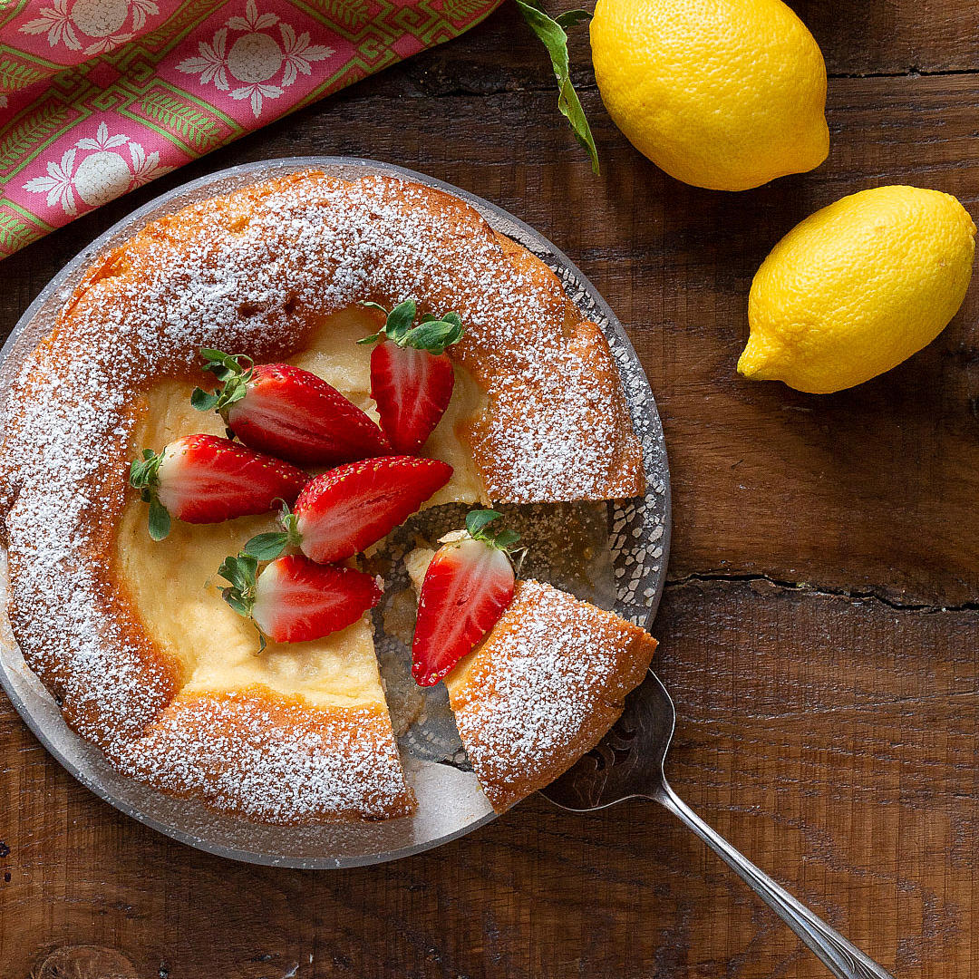Immagine: Torta umidissima al limone e cremoso con fragole