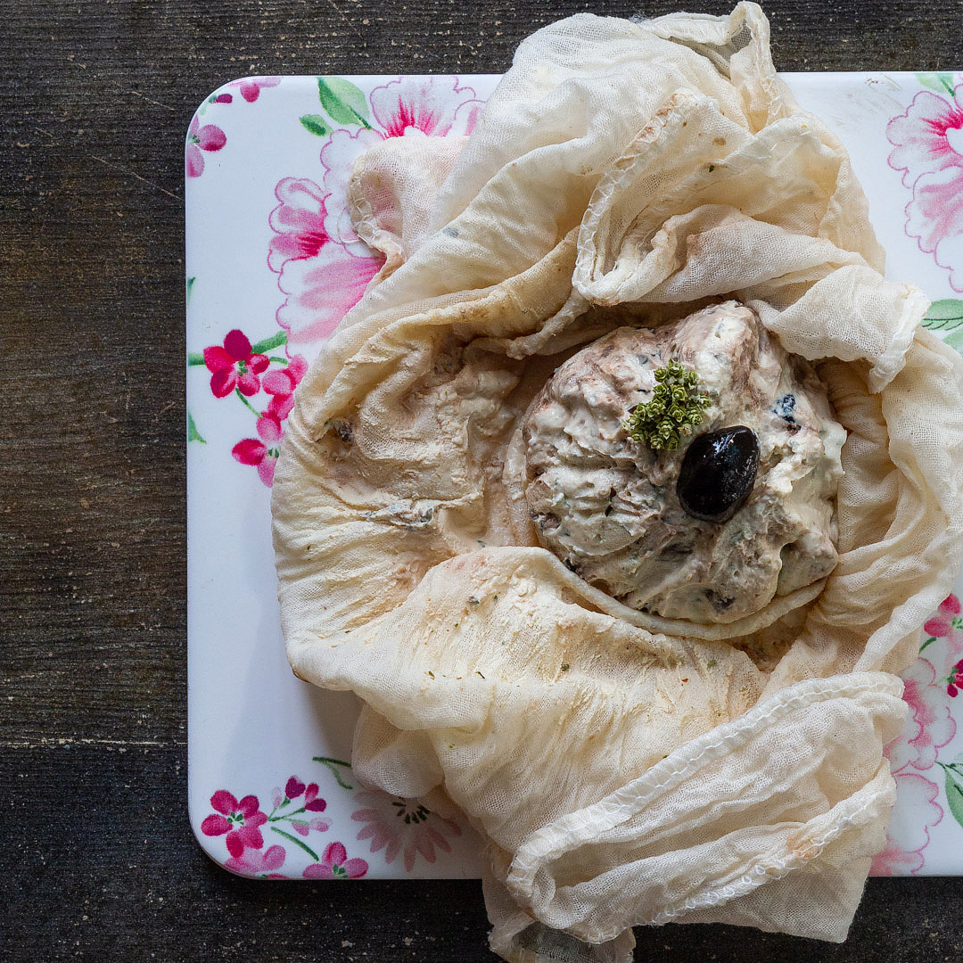 Immagine: Labneh vegano con olive nere e origano