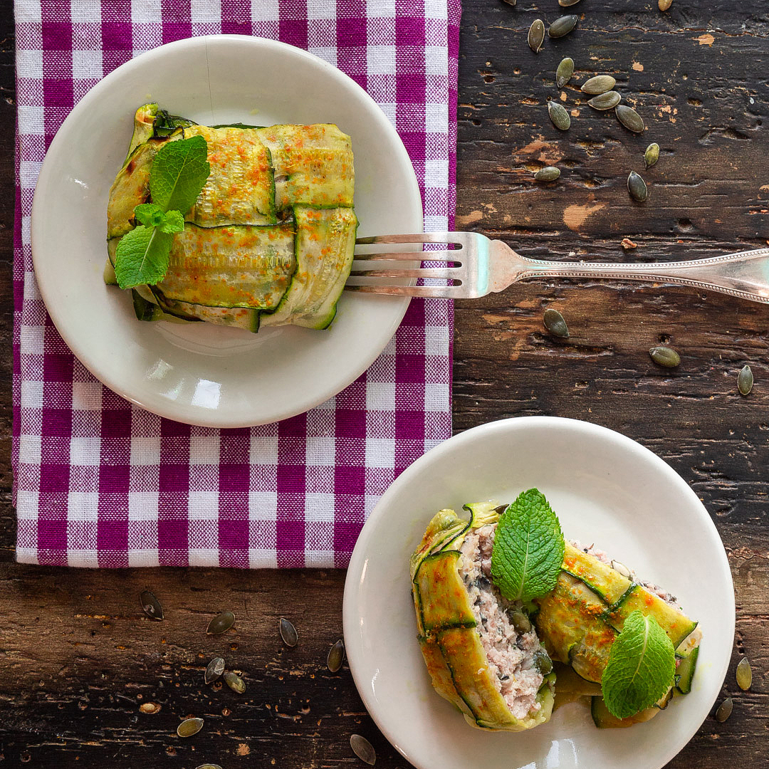 Immagine: Pacchetti di zucchine e sgombro alla menta, limone e semi di zucca