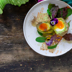 uovo-barzotto-in-crosta-di-avocado-ricetta-estiva-facile-veloce-contemporaneo-food